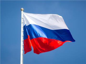 Die russische Fahne im Wind. Moskau sieht sich durch die Politik von EU und Nato bedroht. Foto: Kay Nietfeld