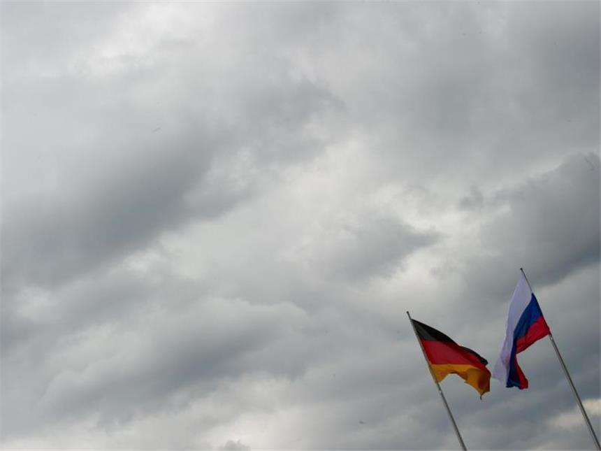 Exporteure zunehmend von Russland-Sanktionen verunsichert Die russische und die deutsche Flagge wehen vor dem Bundeskanzleramt. Foto: Tim Brakemeier / Symbol