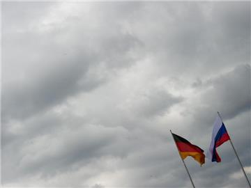 Die russische und die deutsche Flagge wehen vor dem Bundeskanzleramt. Foto: Tim Brakemeier / Symbol