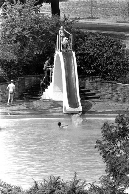 Die Rutsche im Freibad war 1979 vor allem bei den jungen Besucherinnen und Besuchern beliebt.