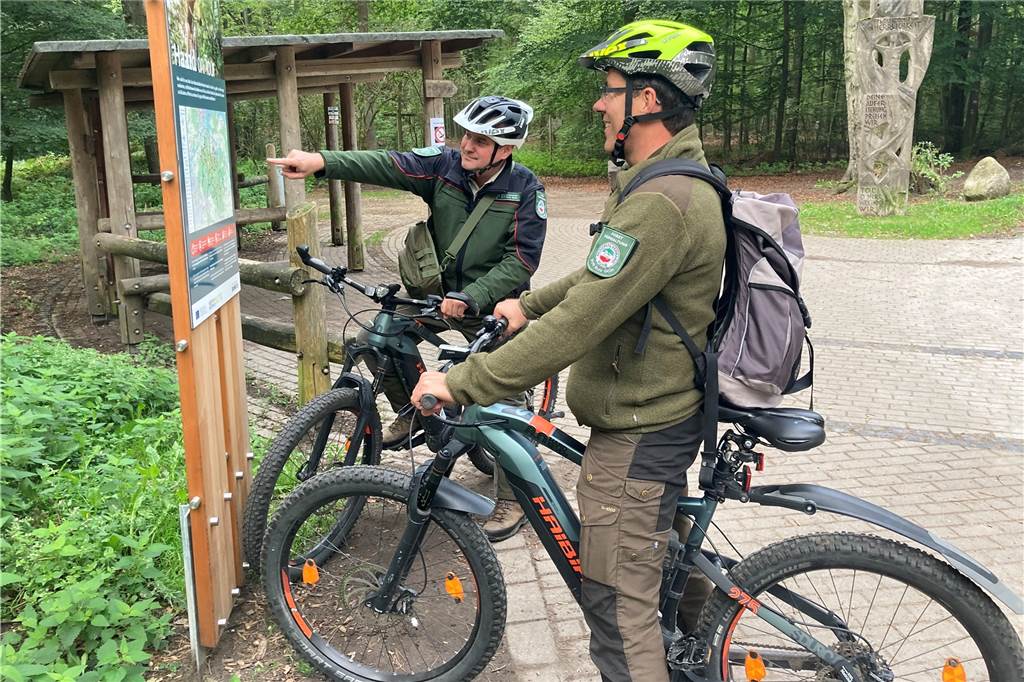 Zahl der Pilzsammler wächst - und nicht alle halten sich an die Regeln Die RVR-Ranger Benjamin Rohloff (l.) und Michael Zielkowski sind auch in der Haard regelmäßig auf Streife.