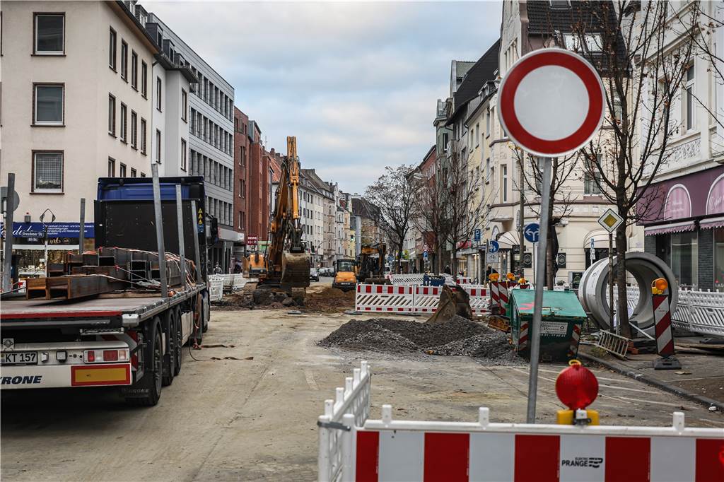 Grüne Mittelinseln, engere Fahrbahnen: Es gibt neue Pläne für die Saarlandstraße Die Saarlandstraße aus östlicher Richtung: Abhängig vom Verlauf der Arbeiten, könnte die Sperrung noch vor Weihnachten aufgehoben werden.