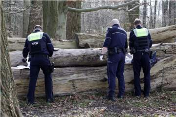 Die Sachen des Mannes fand ein Hundebesitzer am 15. März neben diesen Baumstämmen in einem Wäldchen nahe des Stadthafens Lünen.