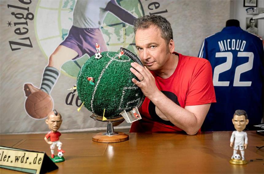 "Wir sind keine normale Fernsehsendung" "Die Sachen, die mir der Fußball gibt, haben einen Stellenwert, die gehen nicht weg", sagt TV-Moderator Arnd Zeigler. Am Sonntag feiert er das zehnjährige Bestehen von "Zeiglers wunderbare Welt des Fußballs" mit einer Spezialausgabe im WDR.
