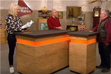 Die Sachverständige Dr. Friederike Werner wirft in der Sendung "Bares für Rares" einen Blick auf die Meissener Porzellanfigur , während Moderator Horst Lichter (Mitte) mit dem Vredener Jochen Cichetzki plaudert und über das Münsterland schwärmt: "ein Träumchen".