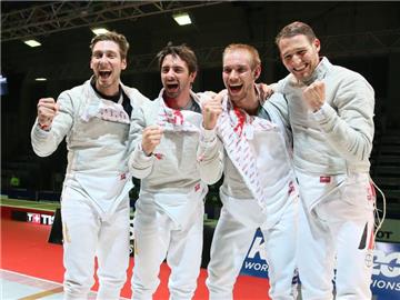 Die Säbelfechter Max Hartung (l-r), Matyas Szabo, Benedikt Wagner und Nicolas Limbach feiern ihren WM-Sieg. Foto: Sergei Ilnitsky