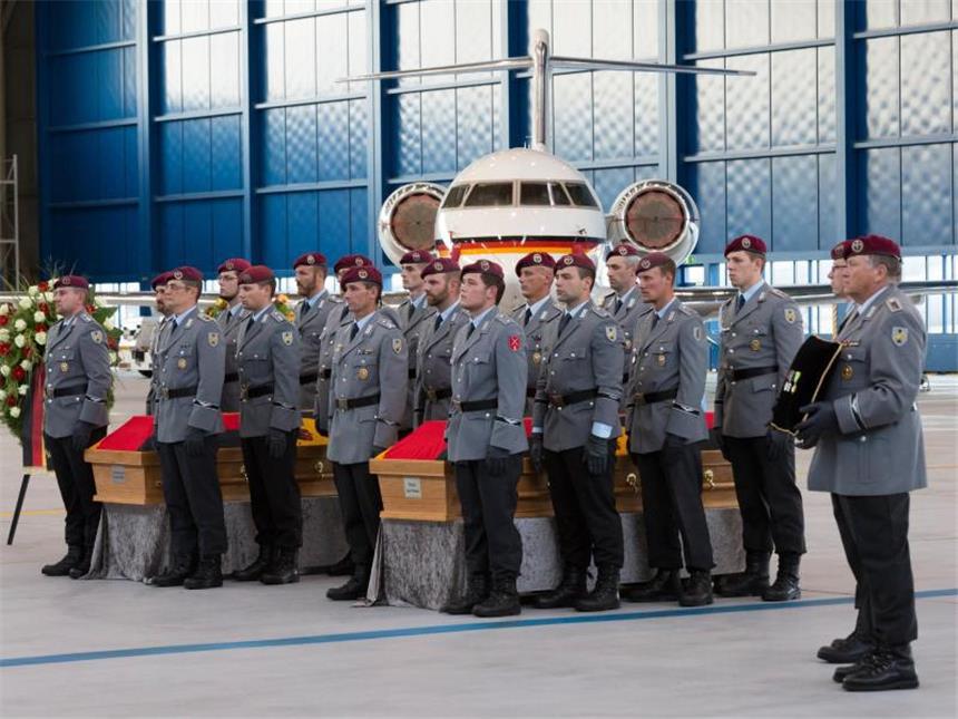 Abgestürzter Bundeswehr-Helikopter verlor Rotorblätter Die Särge der bei einem Hubschrauberabsturz im Rahmen des MINUSMA-Einsatzes in Mali getöteten Bundeswehr-Piloten kommen auf dem Flughafen Köln-Wahn an. Foto: Marco Dorow/Bundeswehr