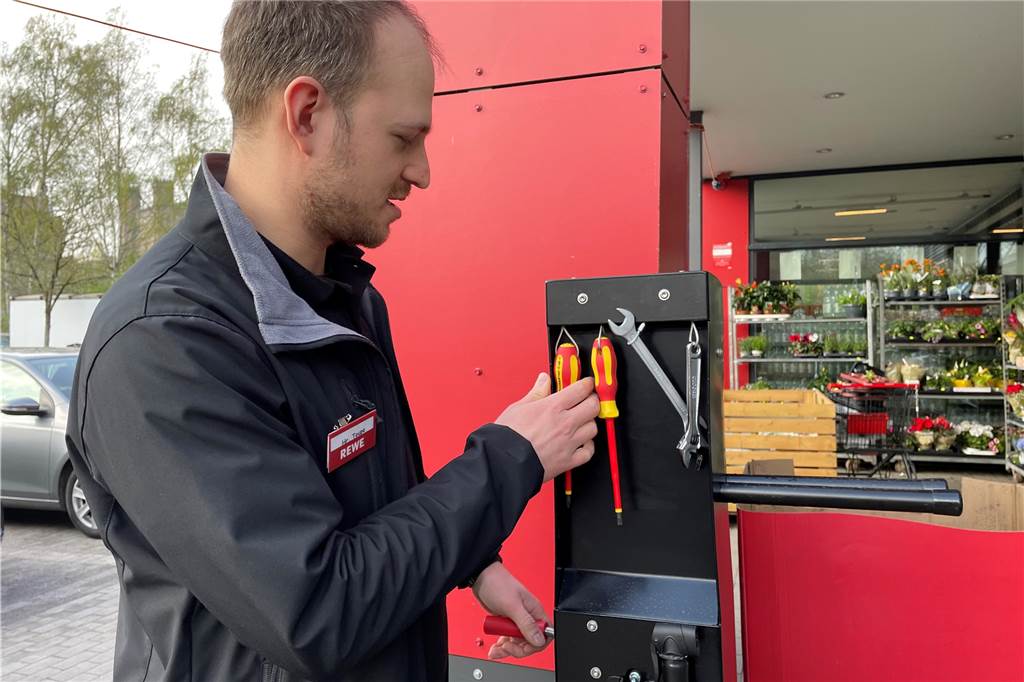 Die Säule ist für alle Radfahrer da, sagt Markus Teupe. Auch Nicht-Kunden dürfen sie nutzen. Rund um die Uhr, auch wenn der Rewe-Markt geschlossen ist.
