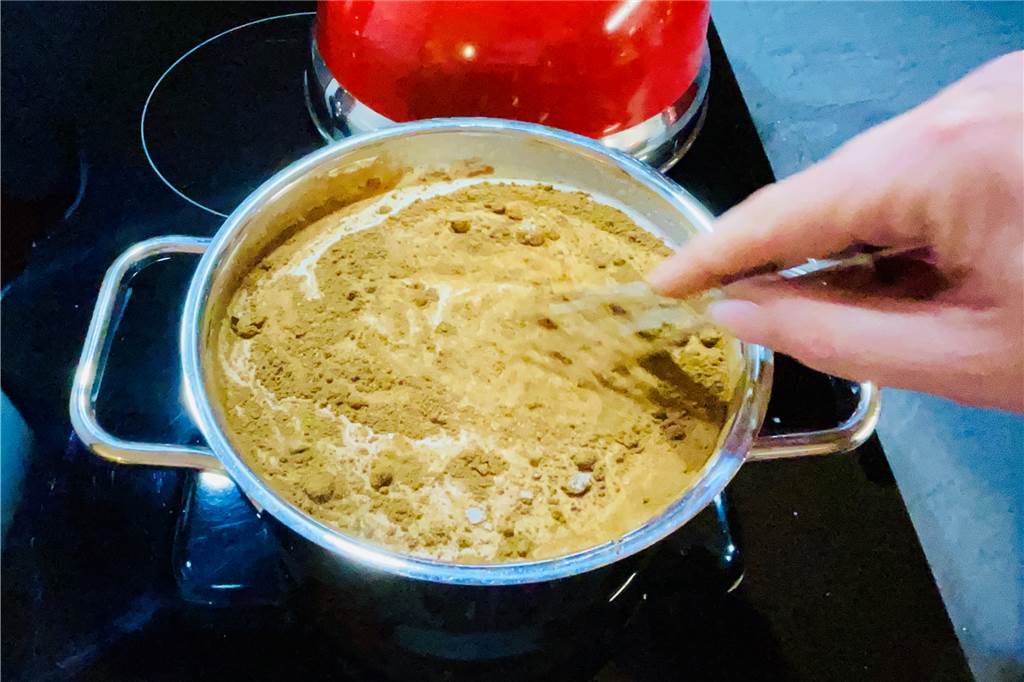 Torten-Rezept: Es wird weihnachtlich mit einer Orangen-Mousse-Torte Die Sahne mit allen Zutaten, bis auf das Sahnesteif, erhitzen und mit dem Schneebesen verrühren, bis die Schokolade verschmilzt.