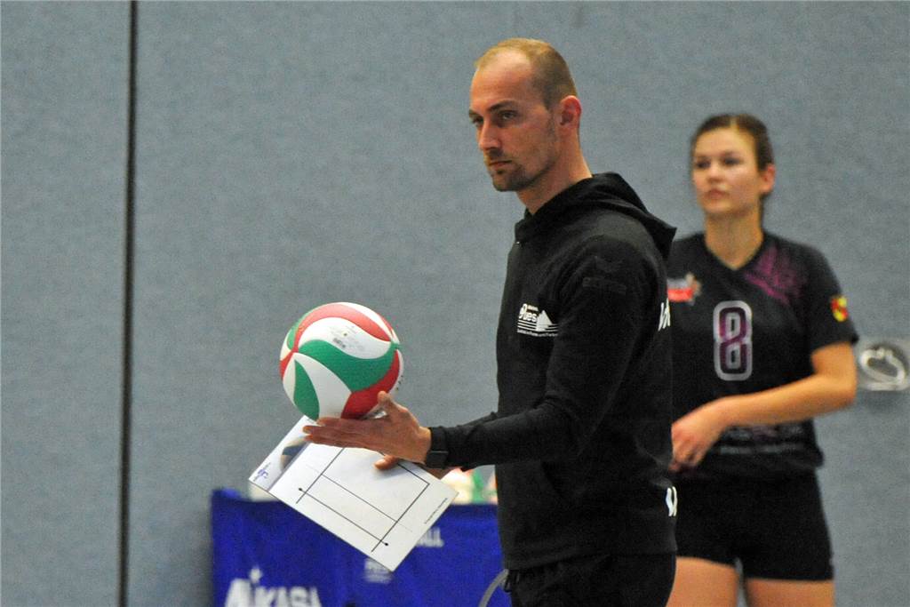Zwischen Improvisation und Ungewissheit: Sportler hängen in der Corona-Warteschleife Die Saison 2019/20 ist für die Oberliga-Volleyballerinnen des VfL Ahaus vorzeitig beendet. Trainer Sebastian Förster hat schon die kommende Spielzeit im Blick – und die Planung gestaltet sich schwierig.