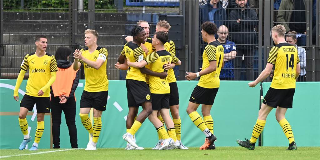 Wechselgerüchte: Verliert der BVB ein hoffnungsvolles Talent? Die Saison 20/21 krönte die BVB-U19 mit dem Titelgewinn gegen Hertha BSC.
