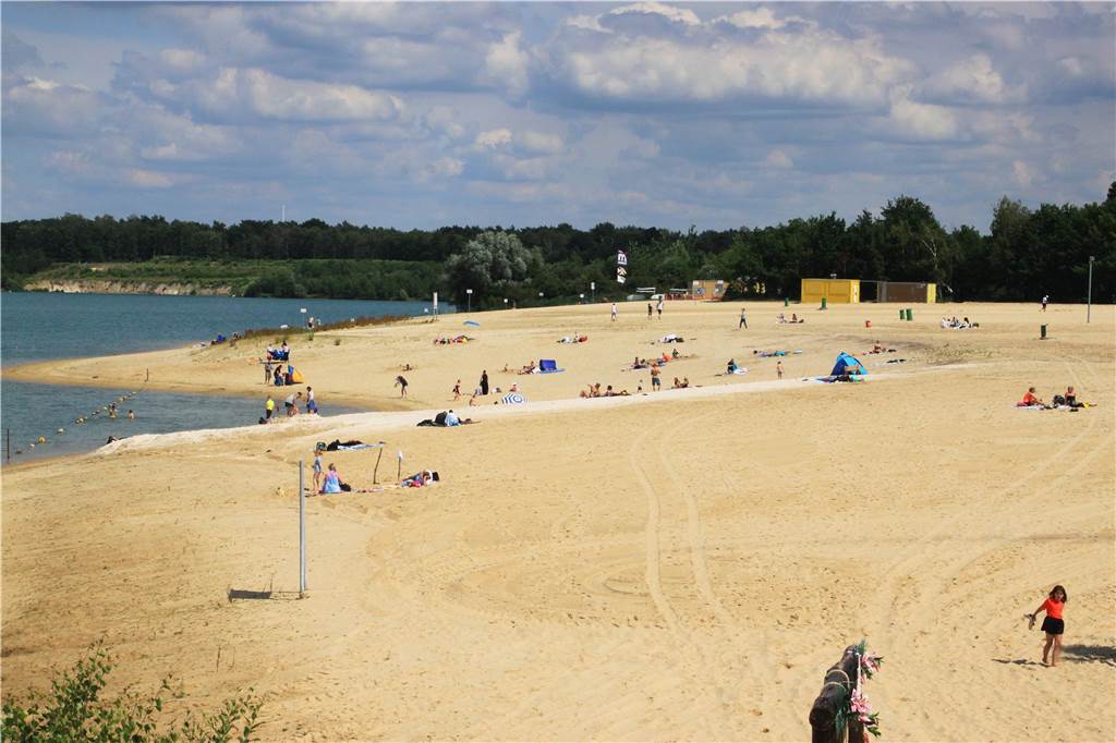 Aggressives Verhalten in Freibädern: Benehmen sich Halterner Badegäste? Besucher liegen am Strand am Silbersee II.