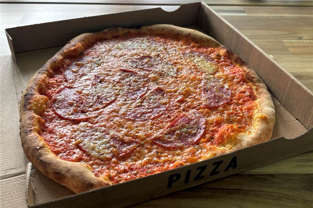 Zwischen Pizza und indischen Speisen: Il Rustico überzeugt im Test Eine Pizza mit Salami liegt in einem Pizzakarton.