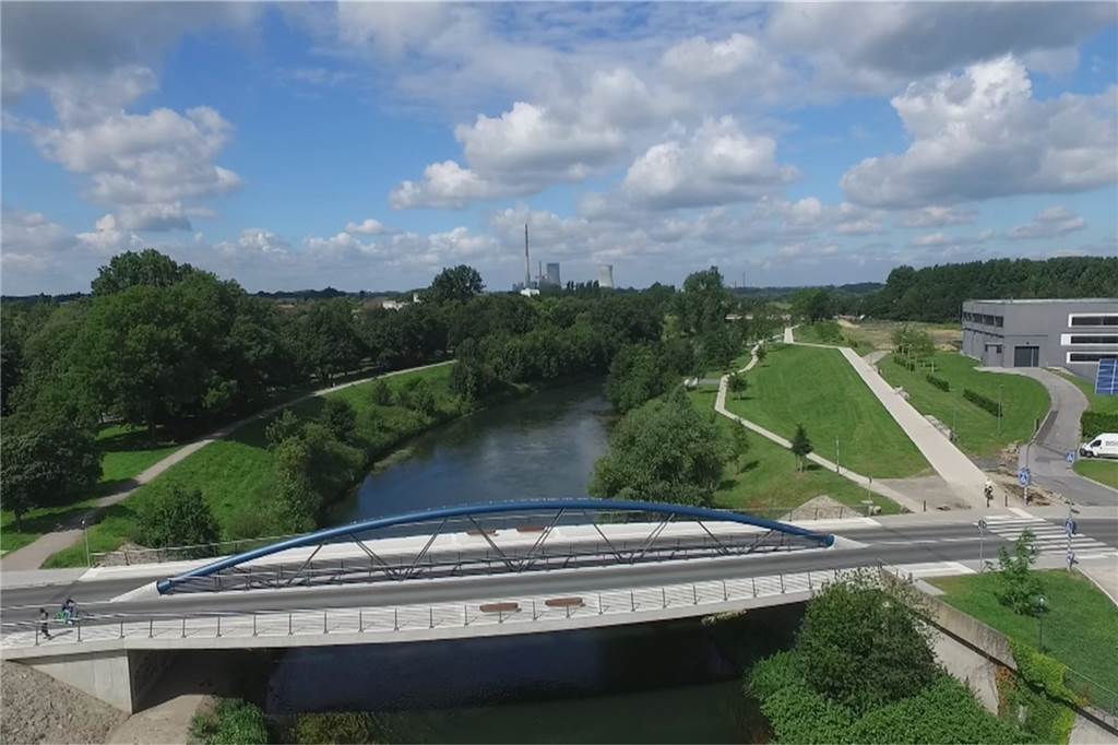 Lüner Filmemacher Uwe Koslowski und Radsportler stellen Film zur Tour vor Die Salford-Brücke mit Flusspark im Hintergrund - eine Szene aus dem Film.
