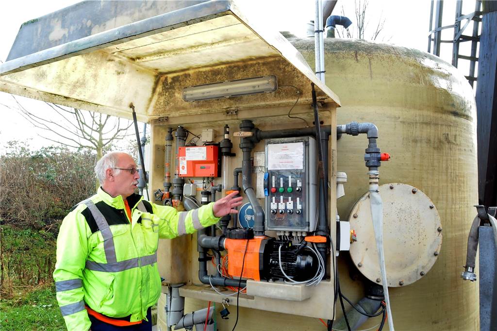Mit Streusalz geht die Stadt sparsam um: Neue Technik schont Umwelt Die Salzsole, die dem Streusalz beigemischt wird, stellen die Bauhof-Mitarbeiter selbst her.