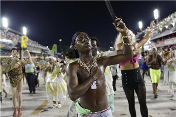 Die Sambaschule Beija-Flor theamtisiert die ausufernde Welle der Gewalt auf Rios Straßen. Foto: Silvia Izquierdo/AP
