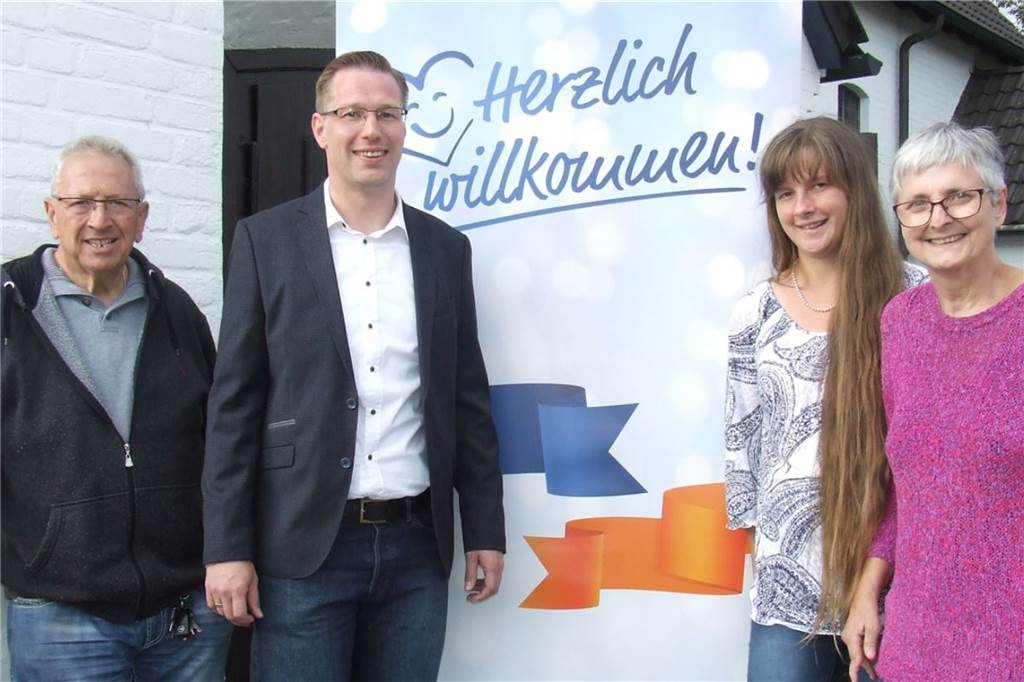 Viele schaffen mehr: Crowdfunding unterstützt Ehrenamt in der Stadt Die Sammelaktion „Barrierefrei zur Gnadenkirche“ war im Jahr 2019 das erste Dorstener Projekt bei der Spenden-Aktion „Viele schaffen mehr". Zur offiziellen „Eröffnung“ erschien daher Daniel Krampe von der Volksbank (2.v.l.), hier zusammen mit den Projektbetreuern Joachim Beckmann und Sabine Bornemann sowie der Vorsitzenden des Fördervereins, Christine Markowsky (2.v.r.).