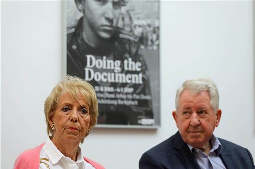 Ehepaar schenkt Kölner Museum Ludwig Foto-Sammlung Die Sammler Ursula (l) und Kurt Bartenbach verfolgen die Präsentation ihrer Ausstellung „Doing the Document“. Foto: Oliver Berg/aktuell