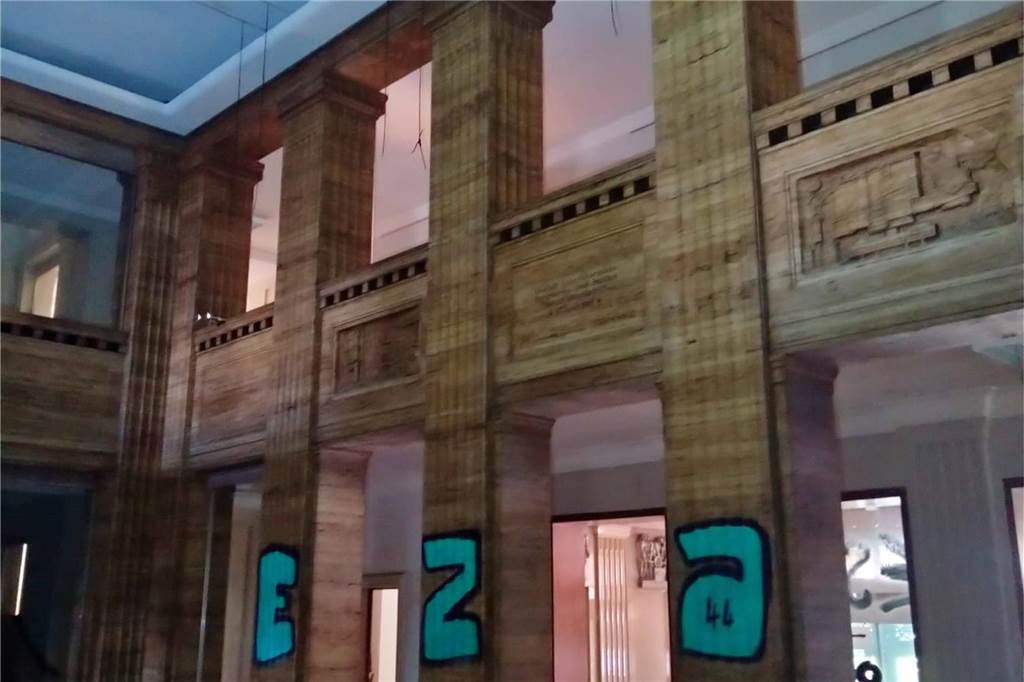Die Sandsteinpfeiler in der Eingangshalle sind mit Graffiti besprüht.