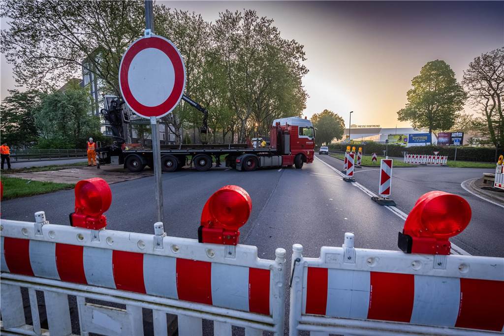Die sanierte Fußgängerbrücke Chemnitzer Straße wird an der gesperrten B1 wieder montiert.