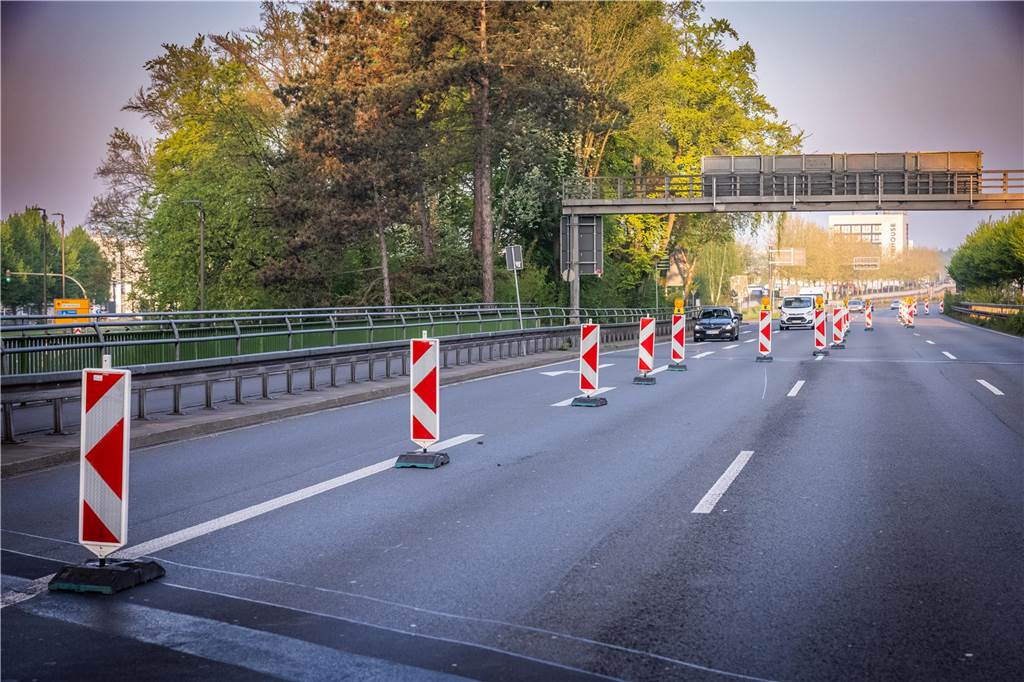 Die sanierte Fußgängerbrücke Chemnitzer Straße wird an der gesperrten B1 wieder montiert.