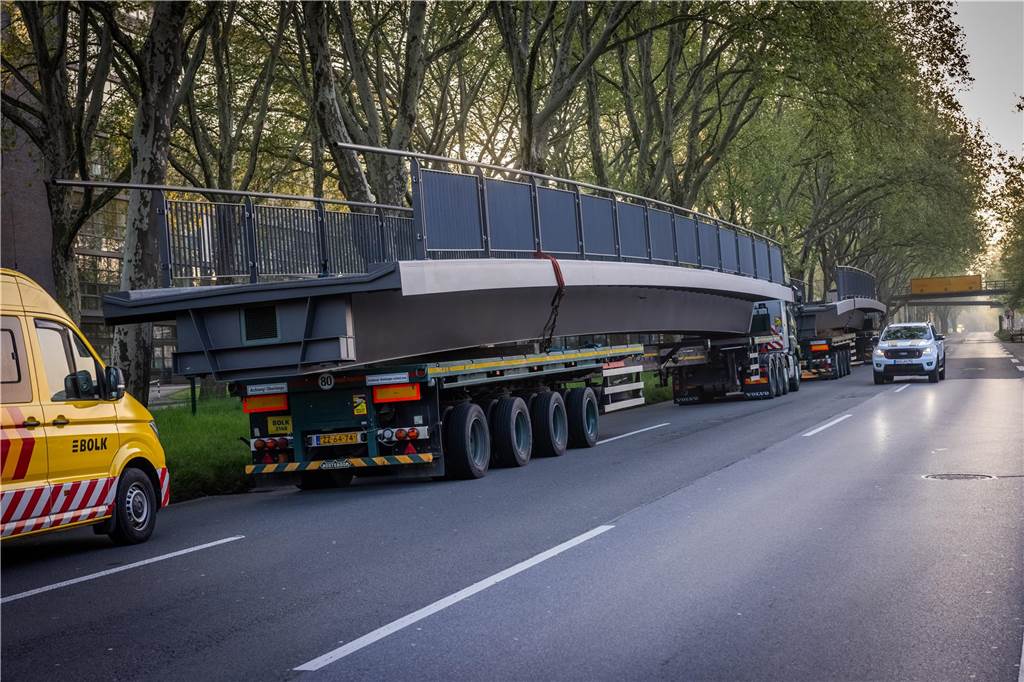 Die sanierte Fußgängerbrücke Chemnitzer Straße wird an der gesperrten B1 wieder montiert.