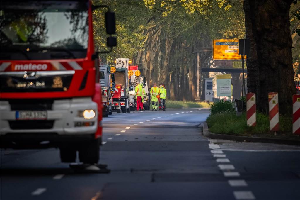 Die sanierte Fußgängerbrücke Chemnitzer Straße wird an der gesperrten B1 wieder montiert.