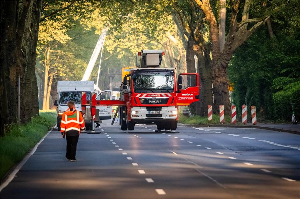 Die sanierte Fußgängerbrücke Chemnitzer Straße wird an der gesperrten B1 wieder montiert.