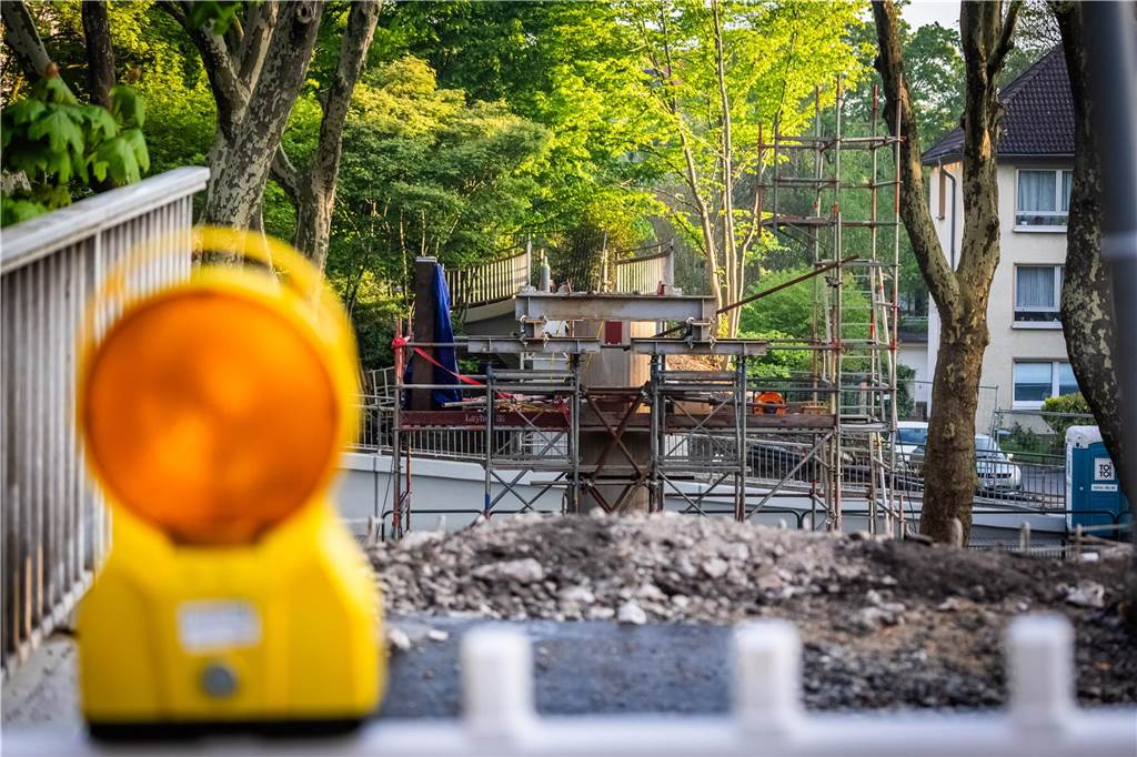 Die sanierte Fußgängerbrücke Chemnitzer Straße wird an der gesperrten B1 wieder montiert.
