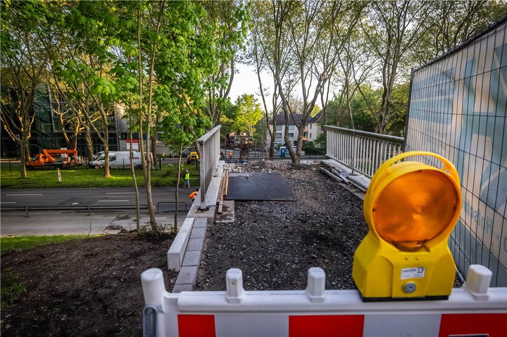 Die sanierte Fußgängerbrücke Chemnitzer Straße wird an der gesperrten B1 wieder montiert.
