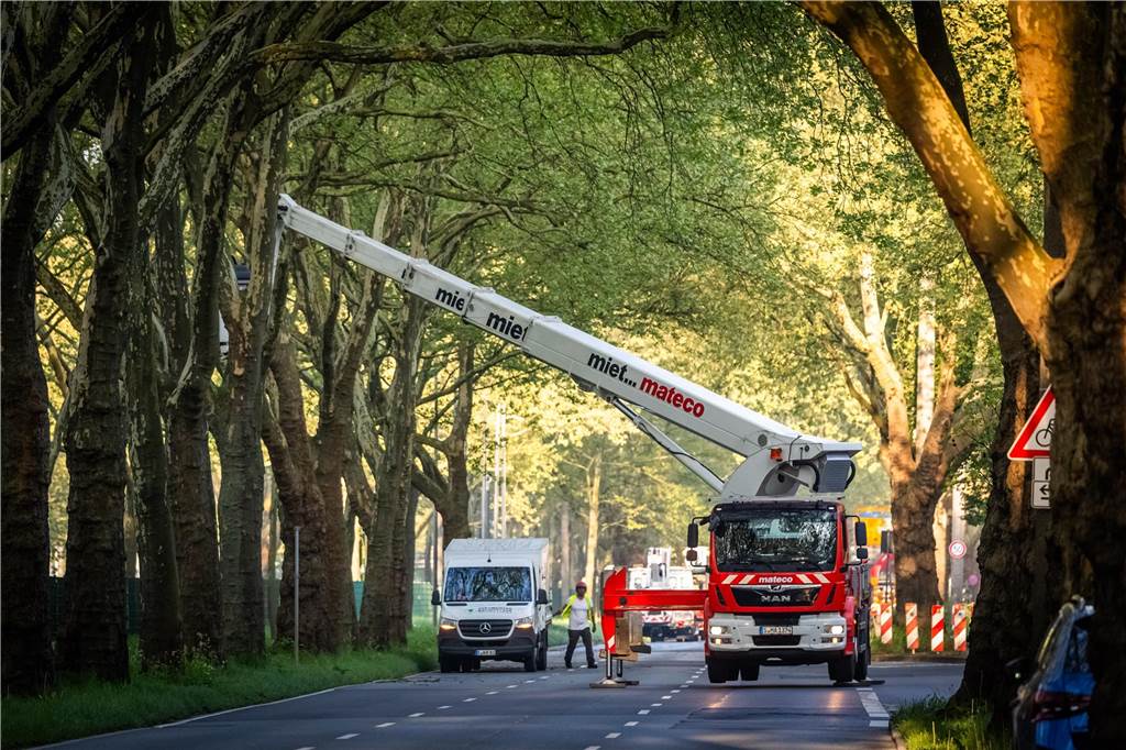Die sanierte Fußgängerbrücke Chemnitzer Straße wird an der gesperrten B1 wieder montiert.