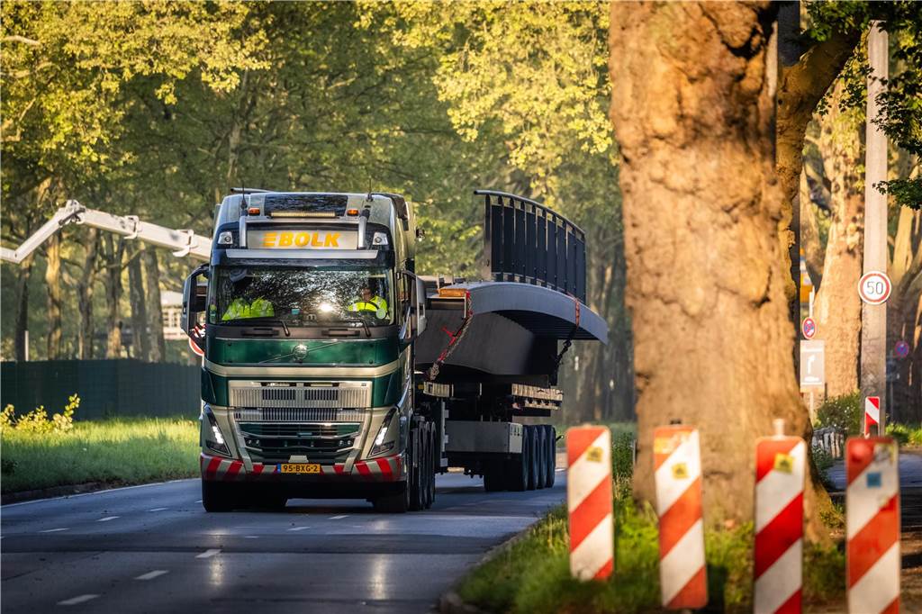 Die sanierte Fußgängerbrücke Chemnitzer Straße wird an der gesperrten B1 wieder montiert.