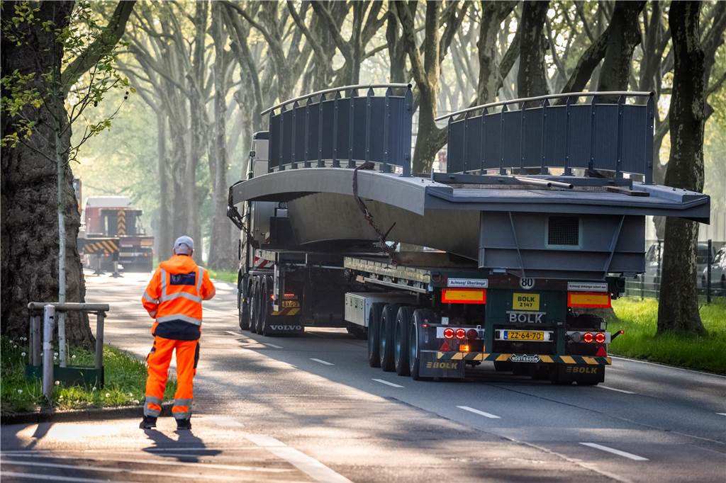 Die sanierte Fußgängerbrücke Chemnitzer Straße wird an der gesperrten B1 wieder montiert.