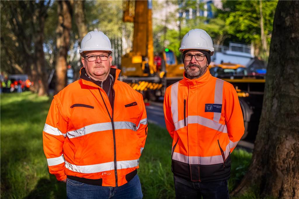 Die sanierte Fußgängerbrücke Chemnitzer Straße wird an der gesperrten B1 wieder montiert.