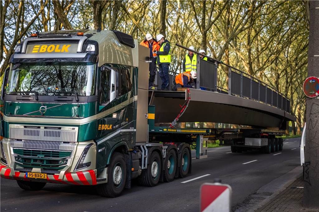 Die sanierte Fußgängerbrücke Chemnitzer Straße wird an der gesperrten B1 wieder montiert.