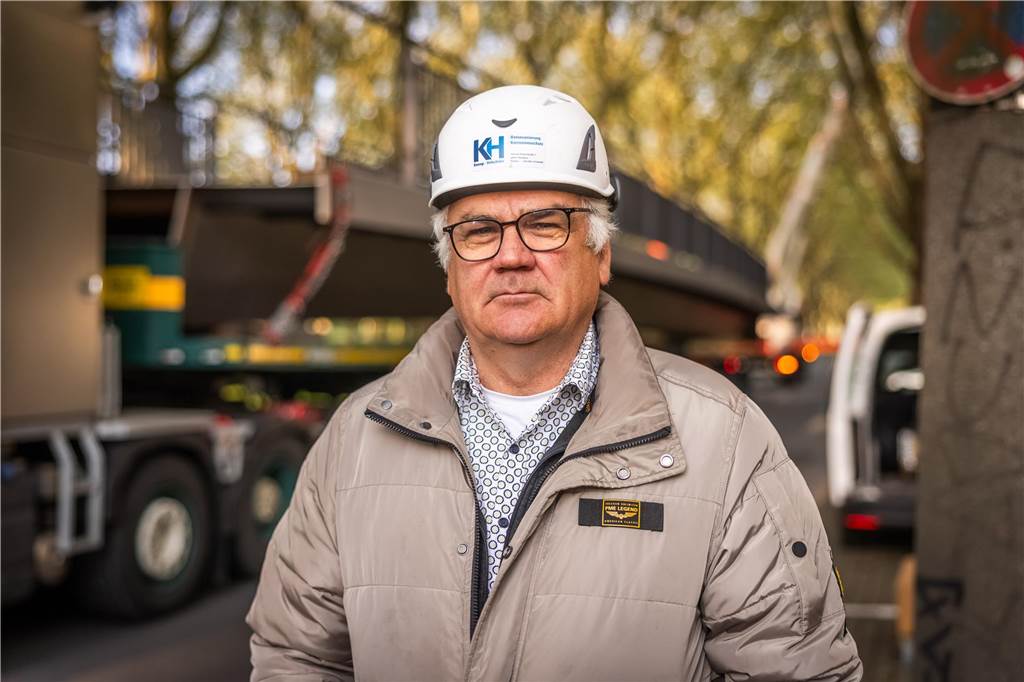 Die sanierte Fußgängerbrücke Chemnitzer Straße wird an der gesperrten B1 wieder montiert.