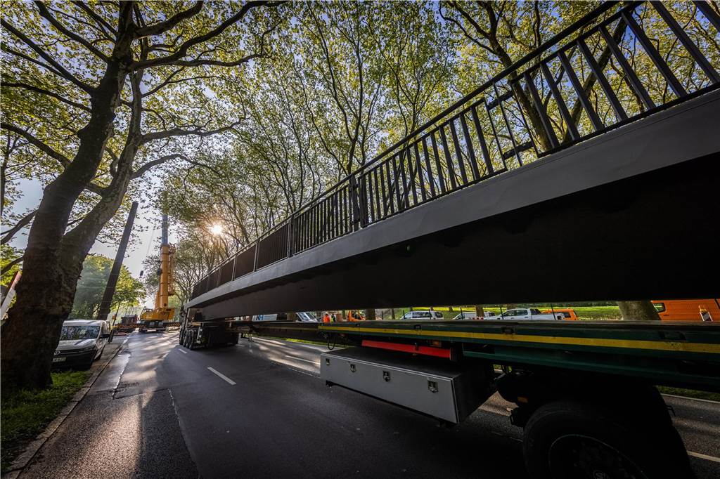Die sanierte Fußgängerbrücke Chemnitzer Straße wird an der gesperrten B1 wieder montiert.