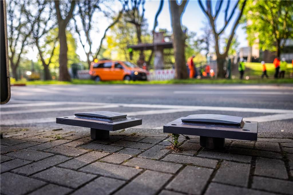 Die sanierte Fußgängerbrücke Chemnitzer Straße wird an der gesperrten B1 wieder montiert.