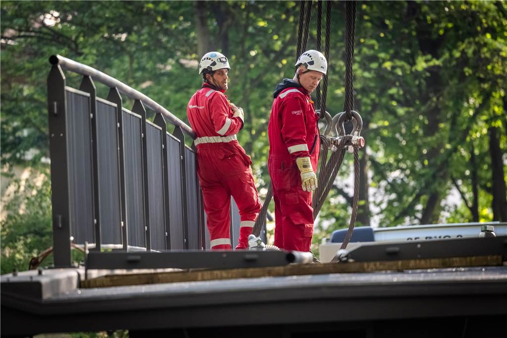 Die sanierte Fußgängerbrücke Chemnitzer Straße wird an der gesperrten B1 wieder montiert.