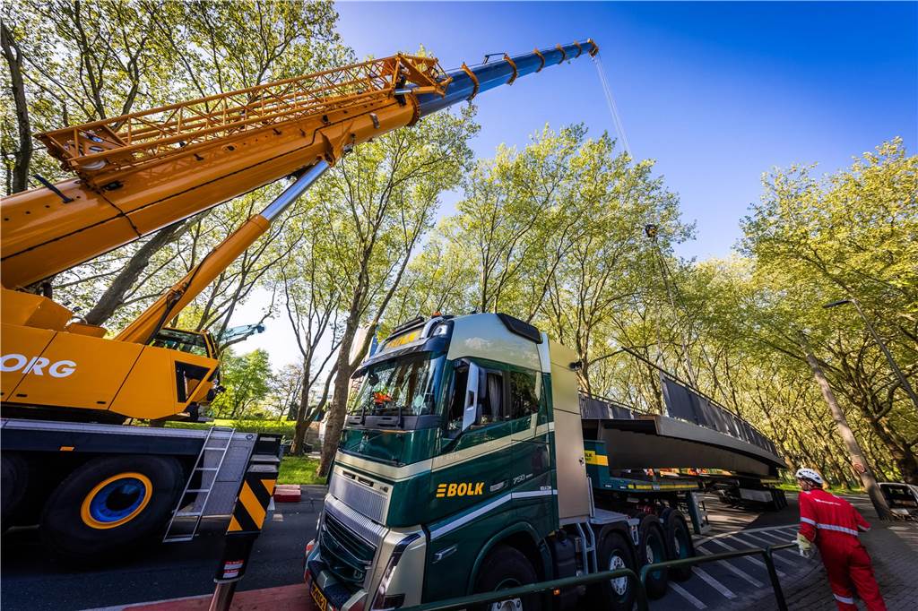 Die sanierte Fußgängerbrücke Chemnitzer Straße wird an der gesperrten B1 wieder montiert.
