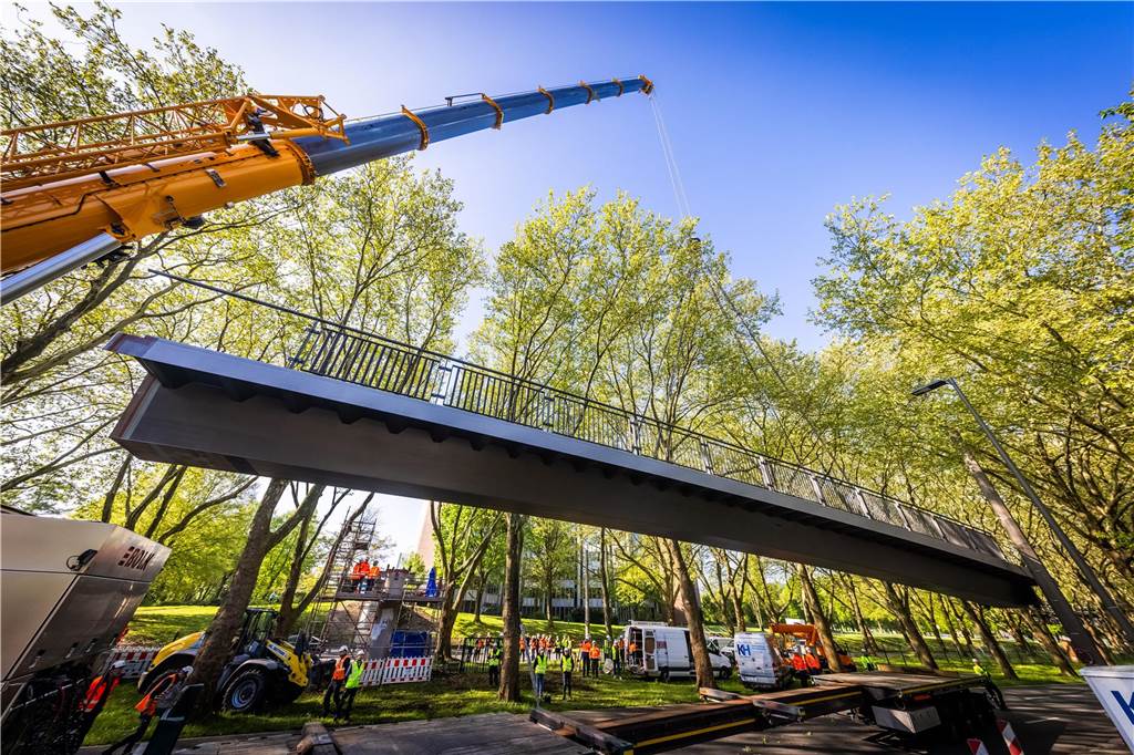 Die sanierte Fußgängerbrücke Chemnitzer Straße wird an der gesperrten B1 wieder montiert.