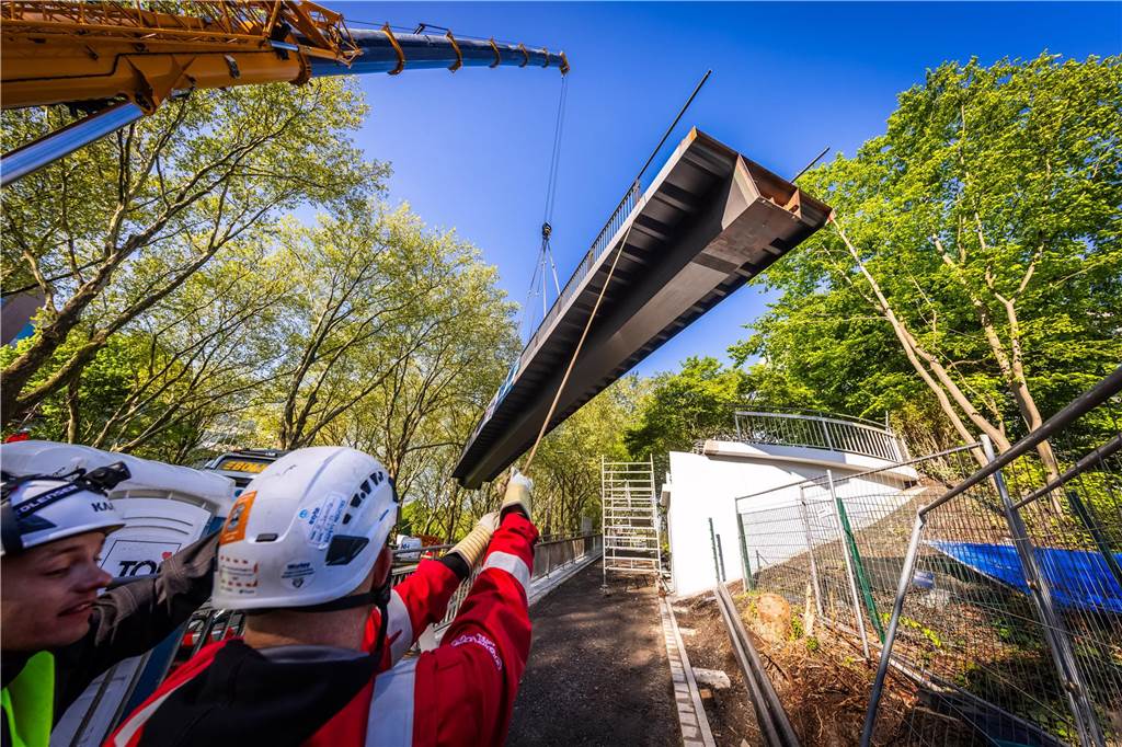Die sanierte Fußgängerbrücke Chemnitzer Straße wird an der gesperrten B1 wieder montiert.