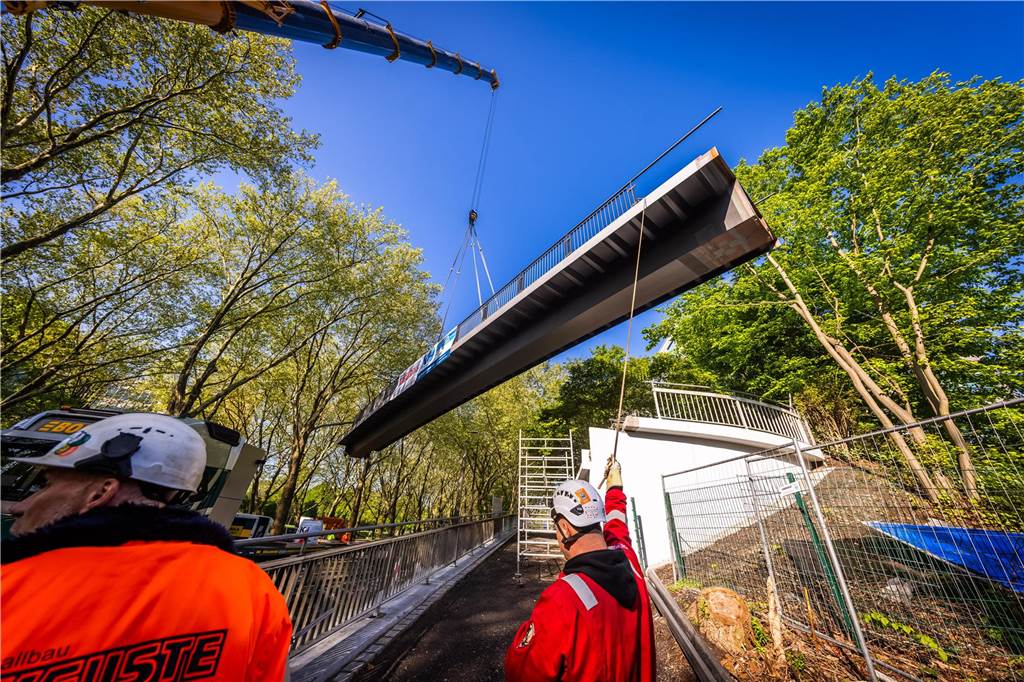Die sanierte Fußgängerbrücke Chemnitzer Straße wird an der gesperrten B1 wieder montiert.