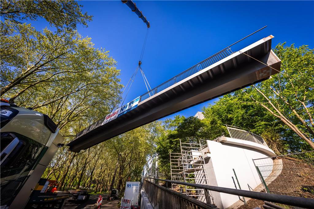Die sanierte Fußgängerbrücke Chemnitzer Straße wird an der gesperrten B1 wieder montiert.