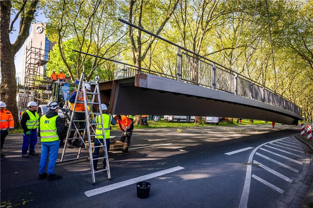 Die sanierte Fußgängerbrücke Chemnitzer Straße wird an der gesperrten B1 wieder montiert.