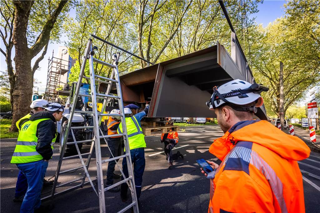 Die sanierte Fußgängerbrücke Chemnitzer Straße wird an der gesperrten B1 wieder montiert.