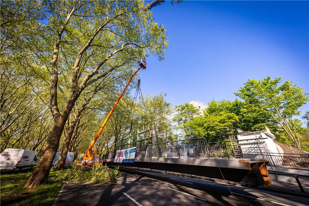 Die sanierte Fußgängerbrücke Chemnitzer Straße wird an der gesperrten B1 wieder montiert.