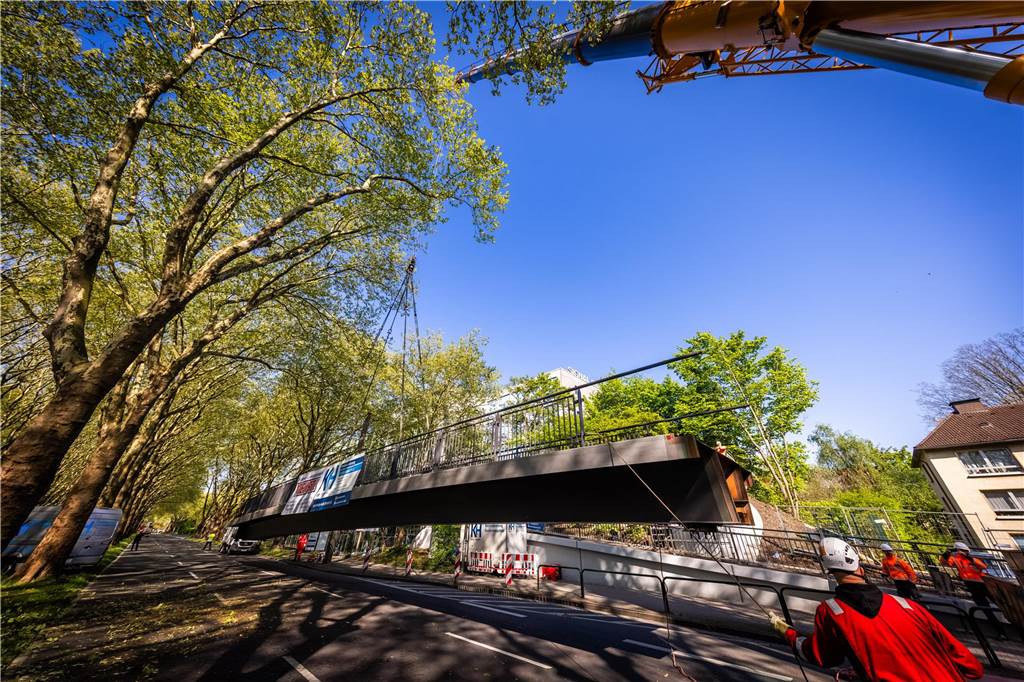 Die sanierte Fußgängerbrücke Chemnitzer Straße wird an der gesperrten B1 wieder montiert.