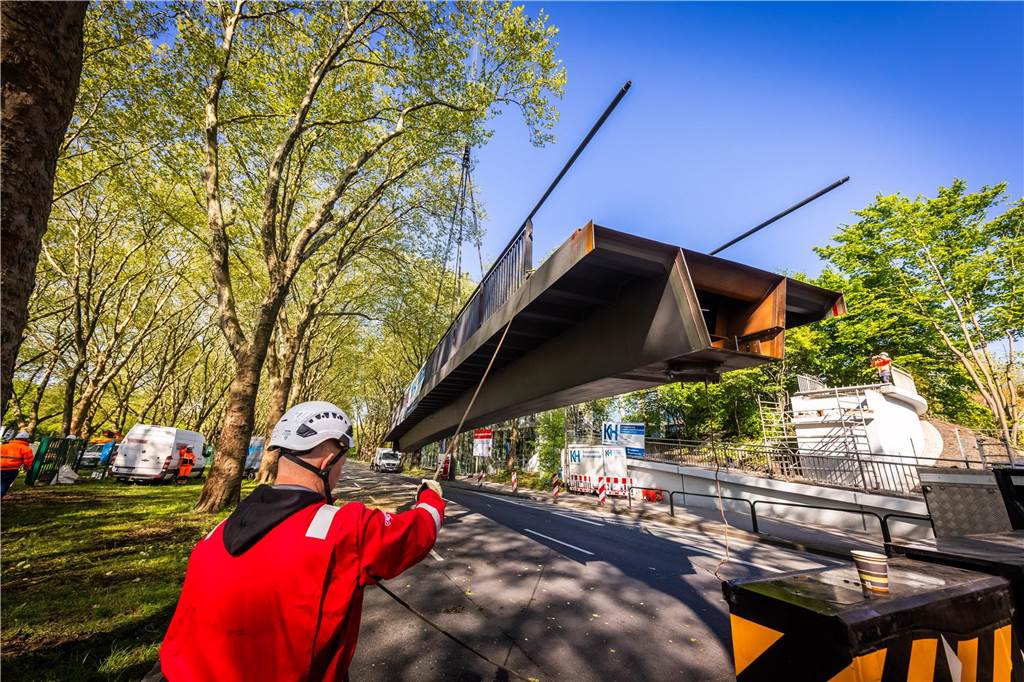 Die sanierte Fußgängerbrücke Chemnitzer Straße wird an der gesperrten B1 wieder montiert.