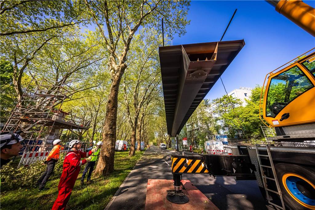 Die sanierte Fußgängerbrücke Chemnitzer Straße wird an der gesperrten B1 wieder montiert.
